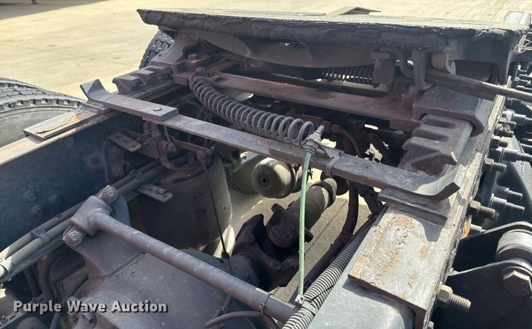 image for item NF9429 2014 Freightliner  Cascadia  semi truck