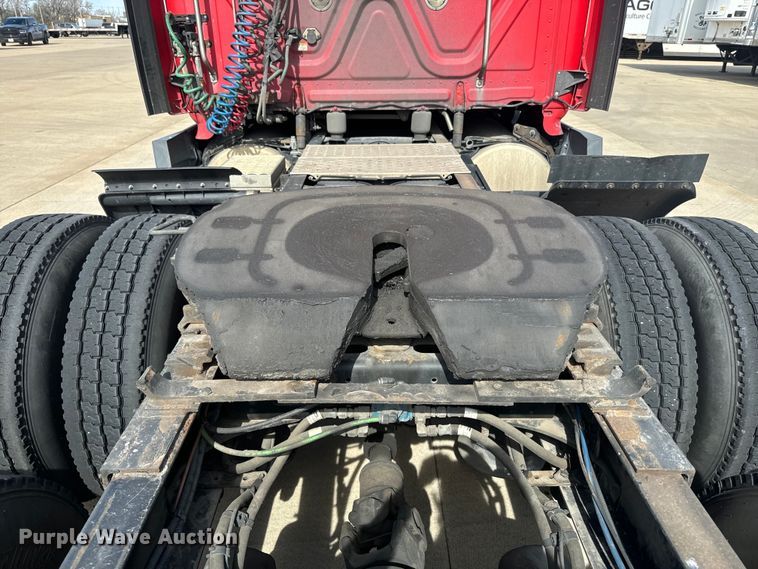 image for item NF9429 2014 Freightliner  Cascadia  semi truck