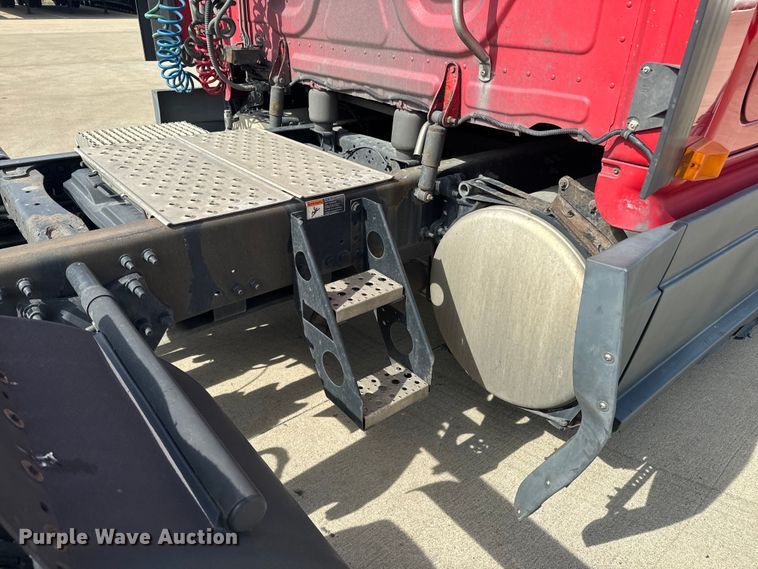 image for item NF9429 2014 Freightliner  Cascadia  semi truck