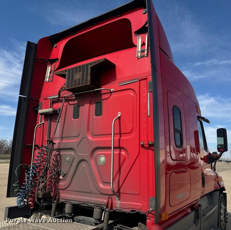 image for item NF9429 2014 Freightliner  Cascadia  semi truck