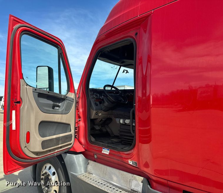 image for item NF9429 2014 Freightliner  Cascadia  semi truck