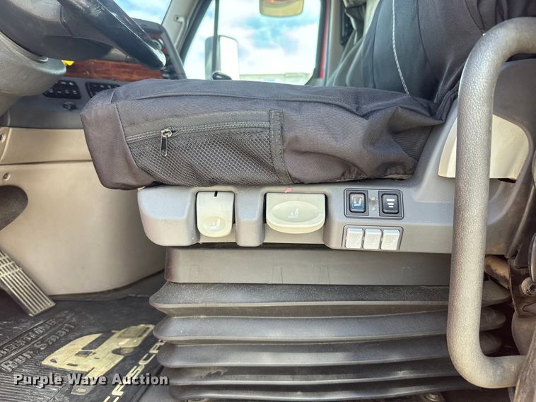 image for item NF9429 2014 Freightliner  Cascadia  semi truck