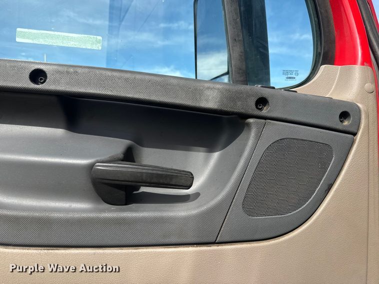 image for item NF9429 2014 Freightliner  Cascadia  semi truck