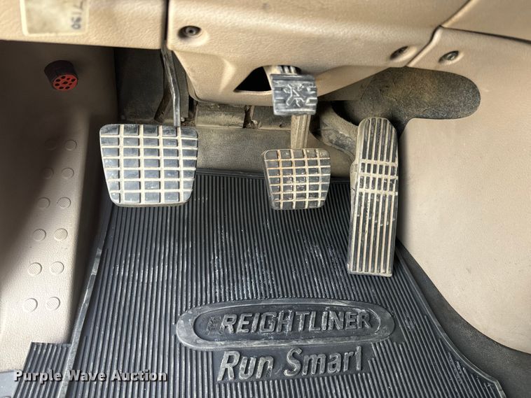 image for item NF9429 2014 Freightliner  Cascadia  semi truck