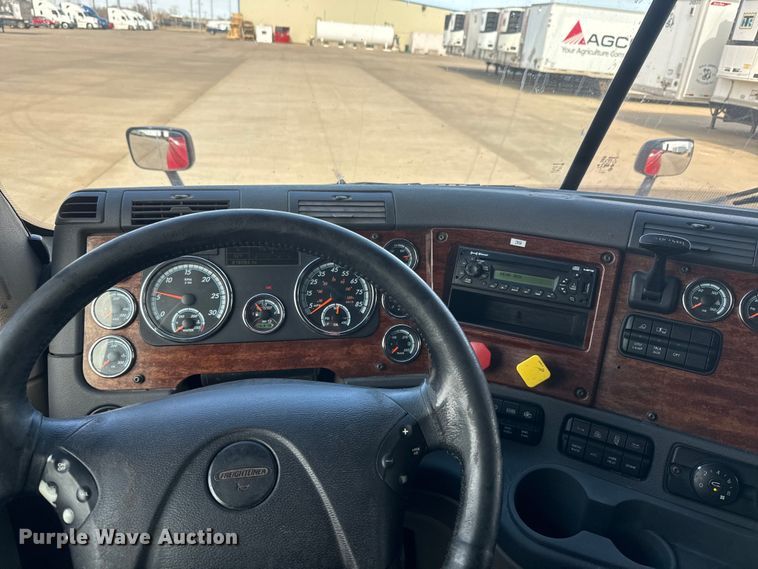 image for item NF9429 2014 Freightliner  Cascadia  semi truck