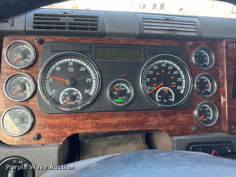 image for item NF9429 2014 Freightliner  Cascadia  semi truck