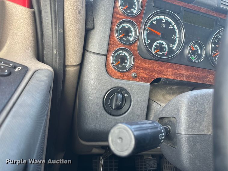 image for item NF9429 2014 Freightliner  Cascadia  semi truck