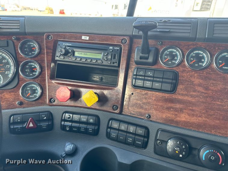 image for item NF9429 2014 Freightliner  Cascadia  semi truck