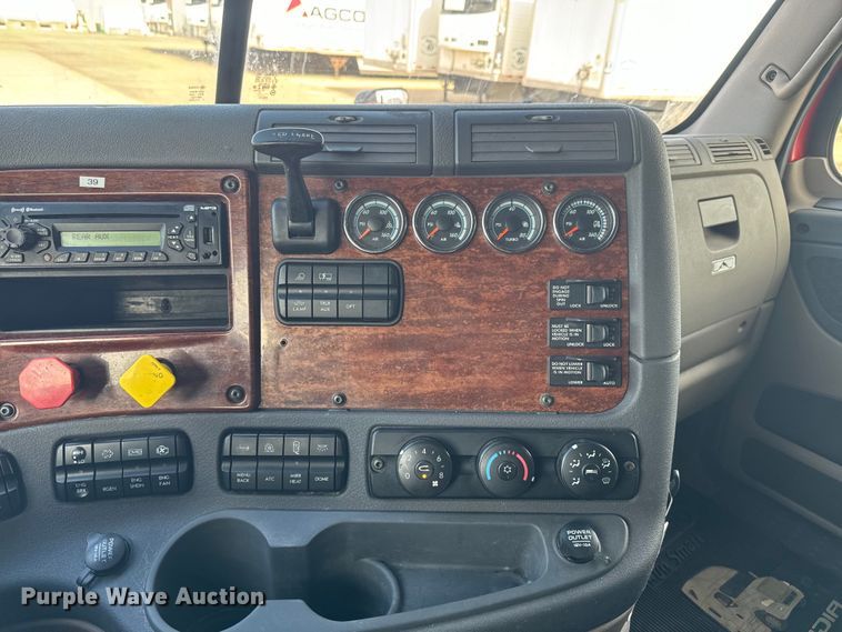 image for item NF9429 2014 Freightliner  Cascadia  semi truck