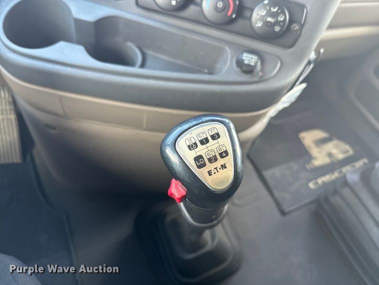 image for item NF9429 2014 Freightliner  Cascadia  semi truck