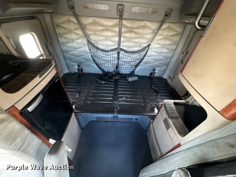 image for item NF9429 2014 Freightliner  Cascadia  semi truck