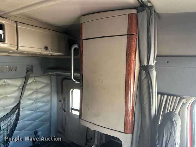 image for item NF9429 2014 Freightliner  Cascadia  semi truck