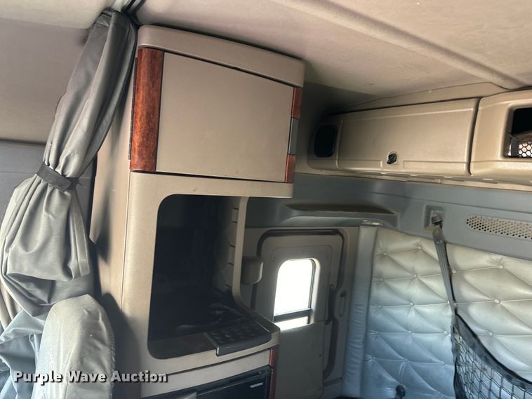 image for item NF9429 2014 Freightliner  Cascadia  semi truck