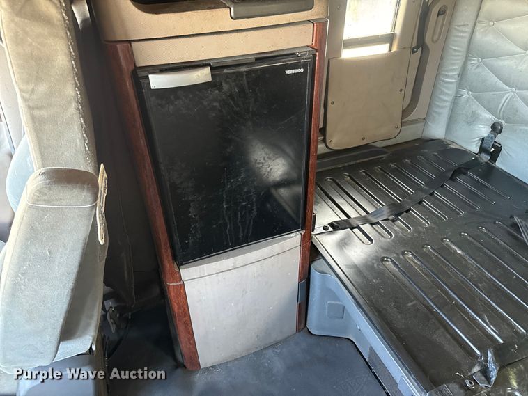 image for item NF9429 2014 Freightliner  Cascadia  semi truck