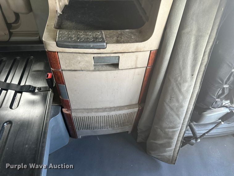 image for item NF9429 2014 Freightliner  Cascadia  semi truck