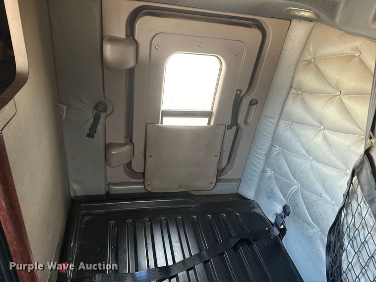 image for item NF9429 2014 Freightliner  Cascadia  semi truck