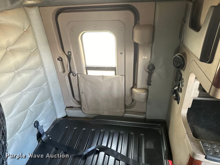 image for item NF9429 2014 Freightliner  Cascadia  semi truck