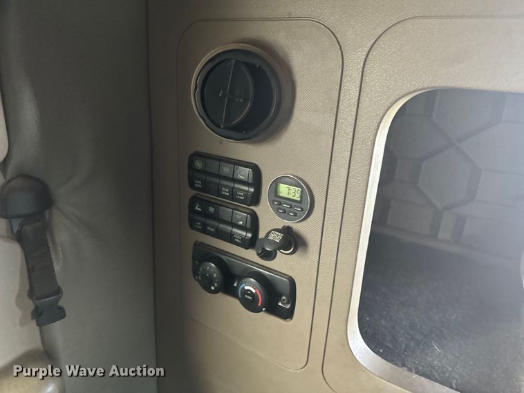 image for item NF9429 2014 Freightliner  Cascadia  semi truck