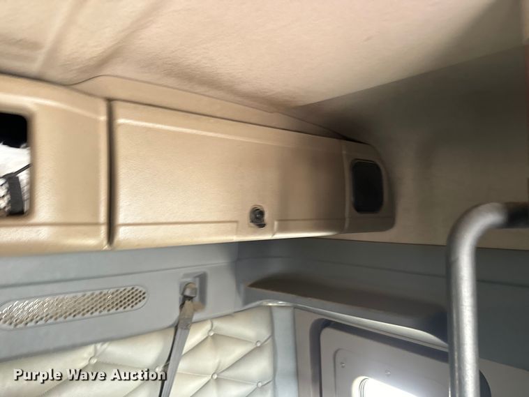 image for item NF9429 2014 Freightliner  Cascadia  semi truck