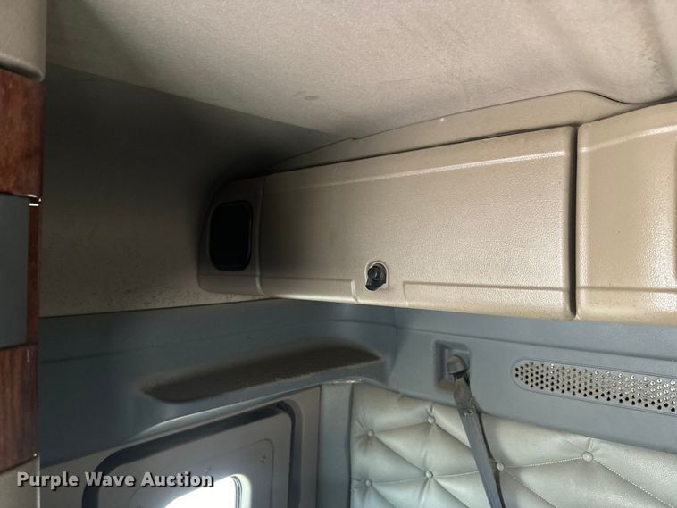 image for item NF9429 2014 Freightliner  Cascadia  semi truck