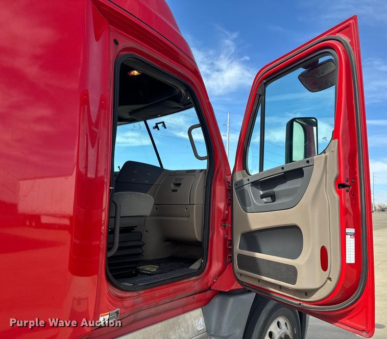 image for item NF9429 2014 Freightliner  Cascadia  semi truck