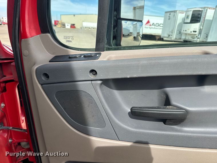 image for item NF9429 2014 Freightliner  Cascadia  semi truck