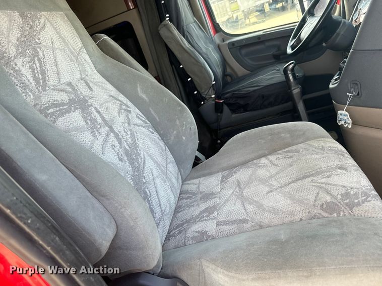 image for item NF9429 2014 Freightliner  Cascadia  semi truck