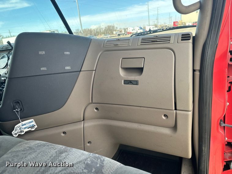 image for item NF9429 2014 Freightliner  Cascadia  semi truck