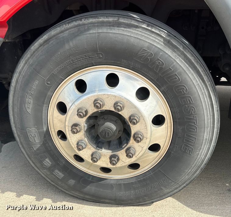 image for item NF9429 2014 Freightliner  Cascadia  semi truck