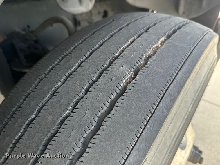 image for item NF9429 2014 Freightliner  Cascadia  semi truck