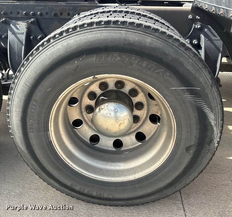 image for item NF9429 2014 Freightliner  Cascadia  semi truck