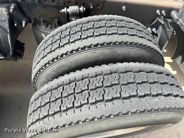 image for item NF9429 2014 Freightliner  Cascadia  semi truck