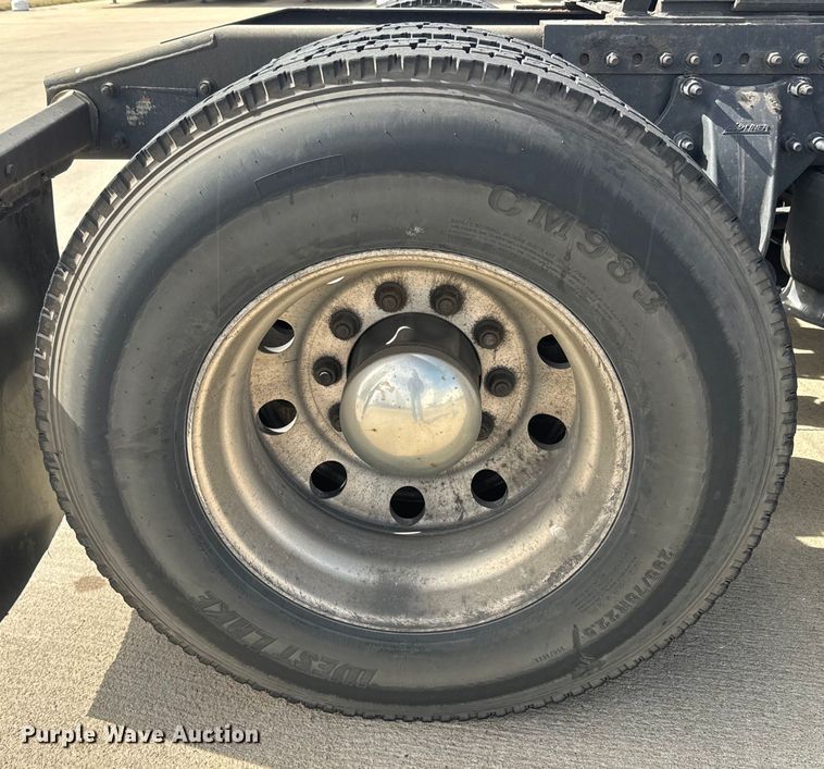 image for item NF9429 2014 Freightliner  Cascadia  semi truck