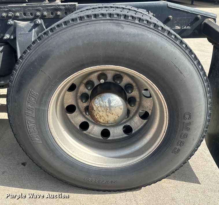 image for item NF9429 2014 Freightliner  Cascadia  semi truck