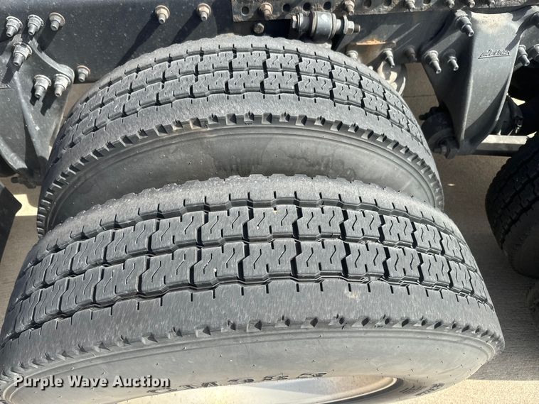 image for item NF9429 2014 Freightliner  Cascadia  semi truck