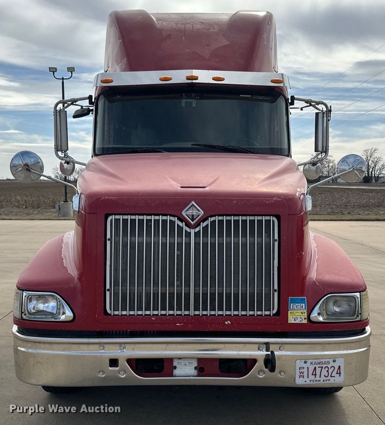 image for item NF9430 2007 International  9400i semi truck