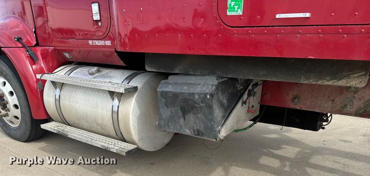 image for item NF9430 2007 International  9400i semi truck