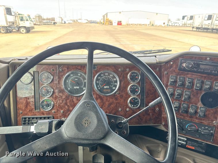 image for item NF9430 2007 International  9400i semi truck