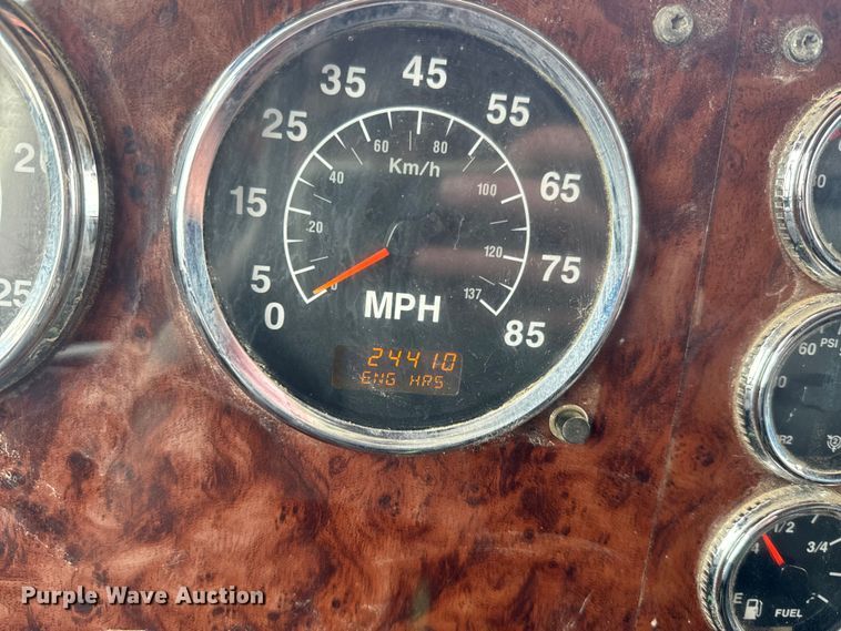 image for item NF9430 2007 International  9400i semi truck