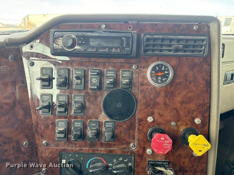 image for item NF9430 2007 International  9400i semi truck