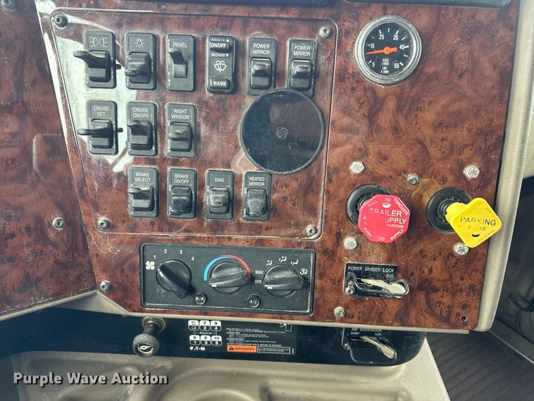 image for item NF9430 2007 International  9400i semi truck