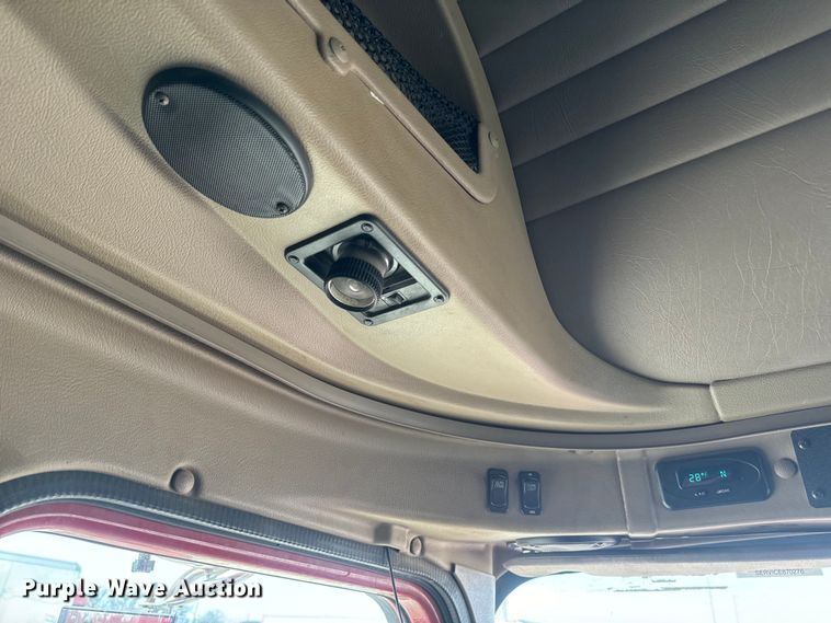 image for item NF9430 2007 International  9400i semi truck