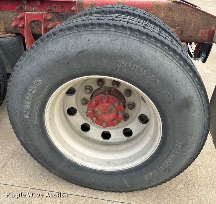 image for item NF9430 2007 International  9400i semi truck