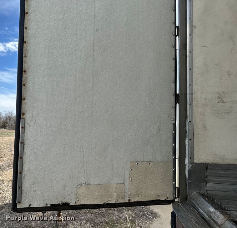 image for item NF9433 2006 Utility  VS2RA refrigerated van trailer