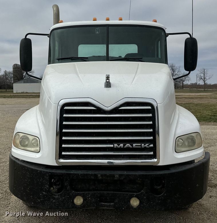 image for item NF9477 2013 Mack CXU613 semi truck