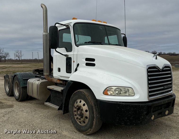 image for item NF9477 2013 Mack CXU613 semi truck