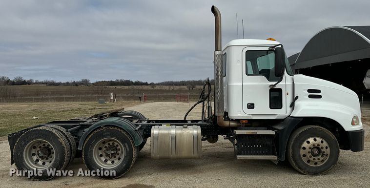 image for item NF9477 2013 Mack CXU613 semi truck