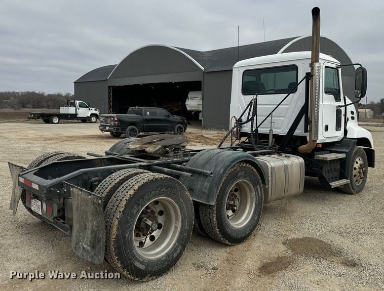 image for item NF9477 2013 Mack CXU613 semi truck