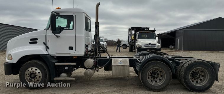 image for item NF9477 2013 Mack CXU613 semi truck