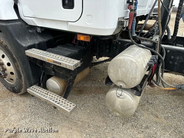 image for item NF9477 2013 Mack CXU613 semi truck